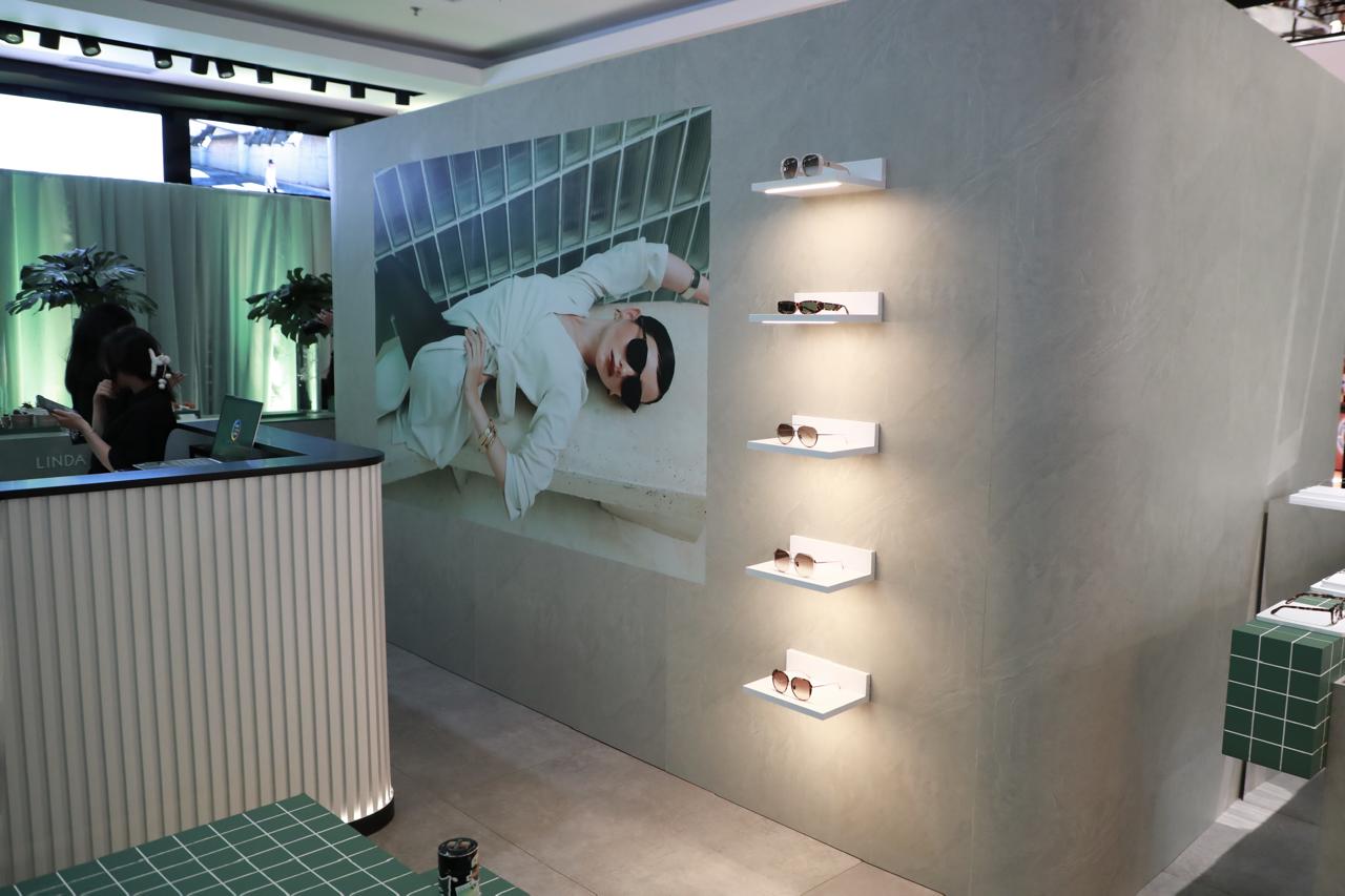 Kolaborasi Optik Seis x Linda Farrow Tampilkan Koleksi Kacamata ‘Brutalist Architecture’