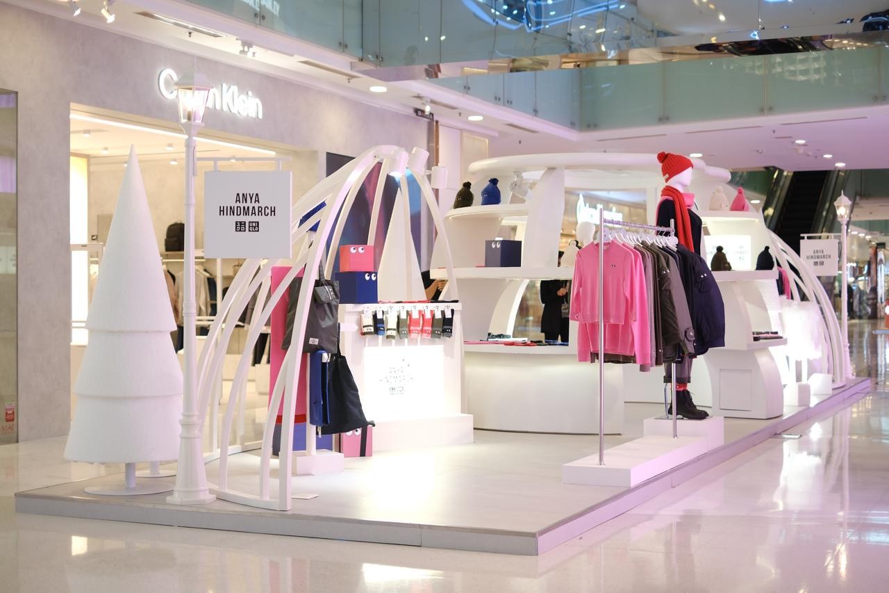 UNIQLO and Anya Hindmarch Bersama Julie Estelle Suguhkan Signature Style  Gaya Playful & Fresh