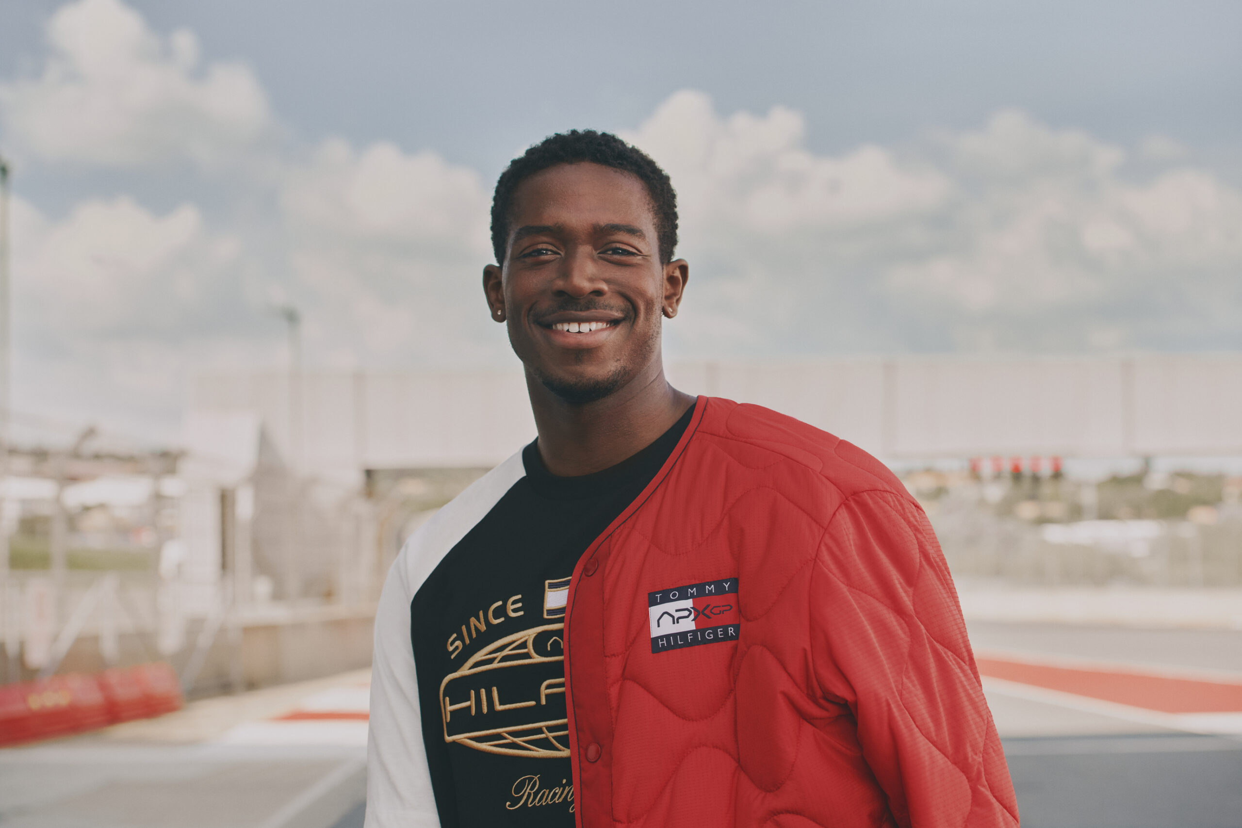 Kolaborasi Tommy Hilfiger X F1 The Movie untuk Koleksi APXGP Hadirkan Pepaduan Kode-kode Balap & Gaya Preppy Ikonik