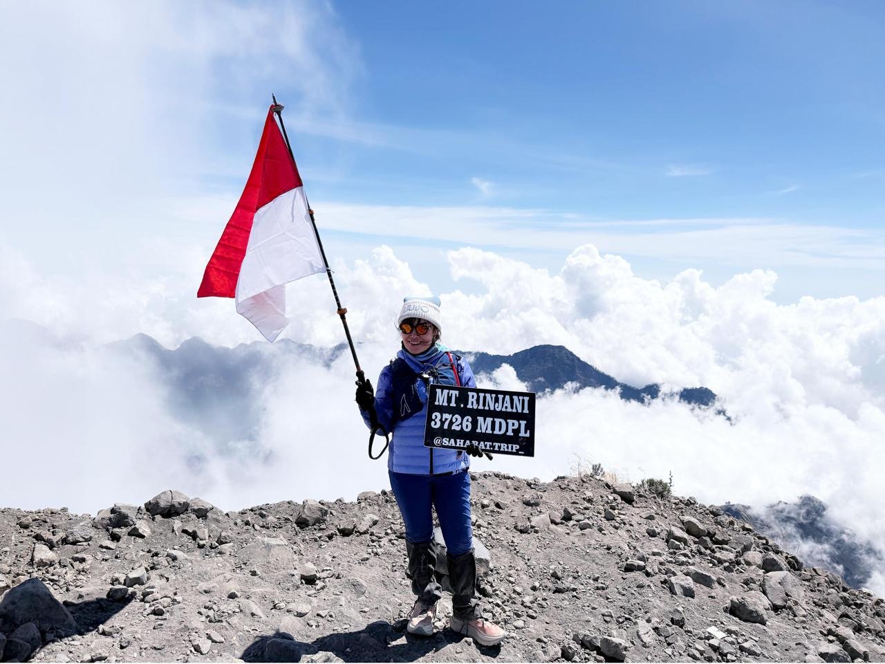 Tak Pernah Daki Gunung, Usia 57 Rara Wilis Kencana Sukses Capai Puncak Tertinggi Tujuh Gunung dalam 18 Hari!