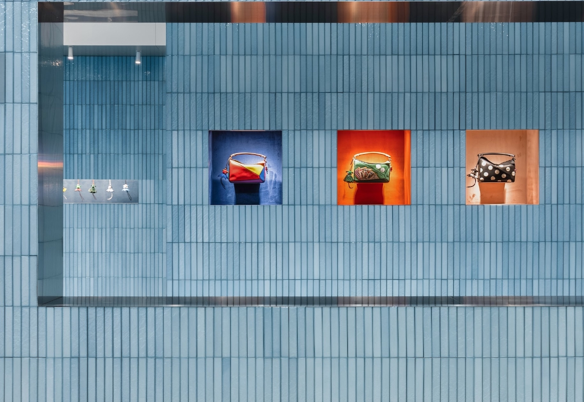 Rayakan 10 Tahun Eksistensi Tas Ikonik Loewe Puzzle Lewat Transformasi Berbagai Tema Desain