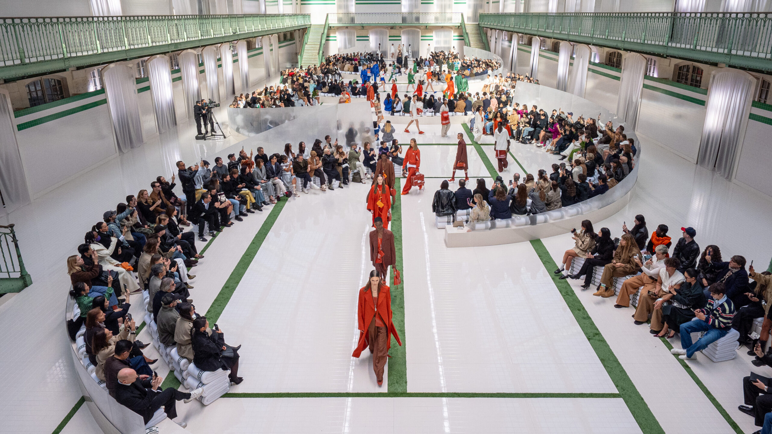 Lacoste Spring-Summer 2026 Suguhkan The Locker Room, Sebuah Persembahan Sensorik untuk Dunia Olahraga