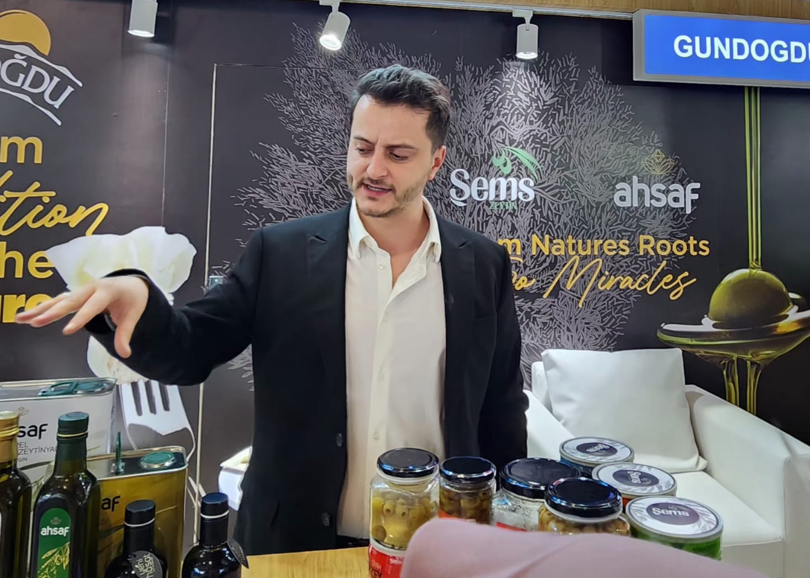 Menikmati Sarapan Muhlama dan Minyak Zaitun di Stand Turkiye SIAL InterFOOD 2025